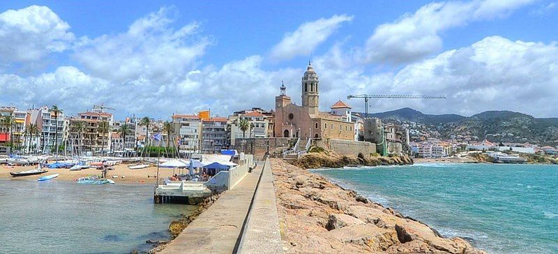 File:Beach-Monastery-in-sitges.jpg