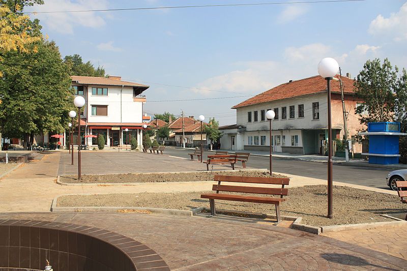 File:Central-square-in-Anton.jpg