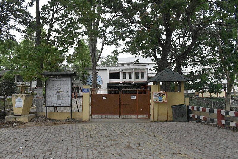 File:DGC College gate.jpg