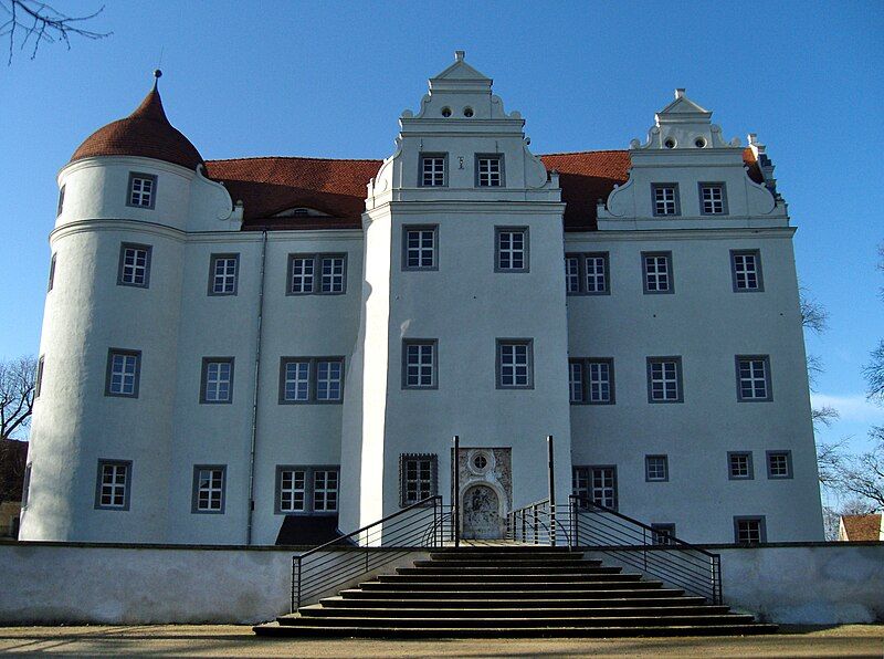 File:Grosskmehlen schloss front.JPG