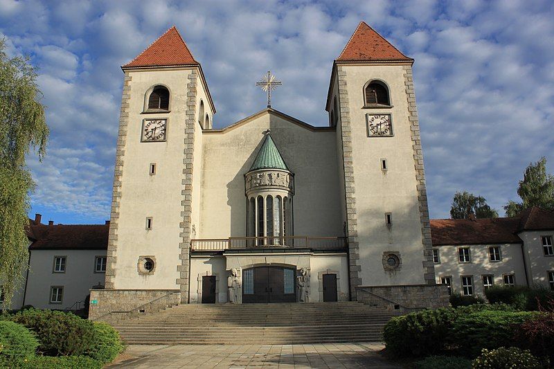 File:Herz-Jesu-Kirche Gmünd 01.jpg