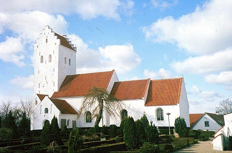 File:HolmeOlstrupKirke.jpg