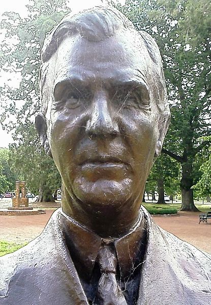 File:James Scullin bust.jpg