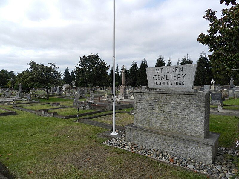 File:Mountedencemeteryhayward.jpg