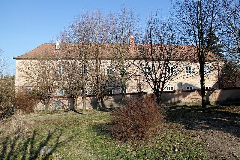 File:Niederhollabrunn - Kloster.JPG