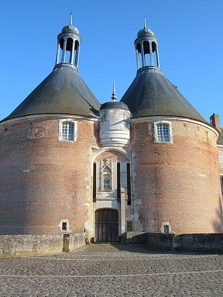 File:Saint-Fargeau Yonne château.jpg