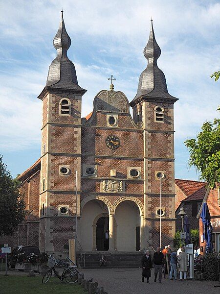 File:Schloss Raesfeld Kapelle.jpg