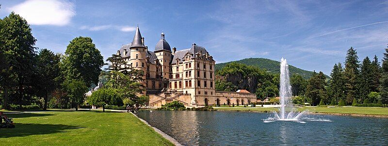 File:Vizille-chateau-panorama.jpg