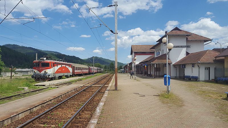 File:Campulung Moldovenesc station.jpg