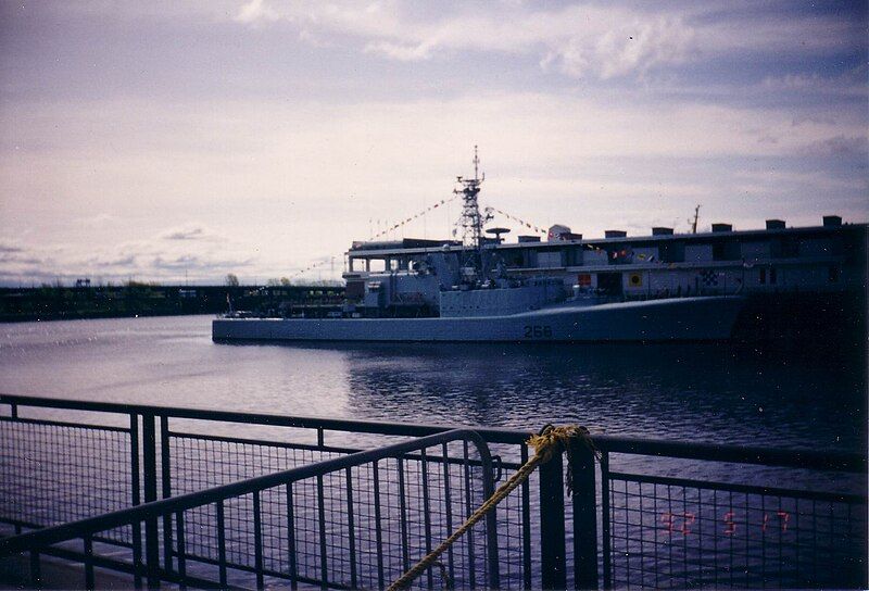 File:HMCS Nipigon DDH-266.jpg