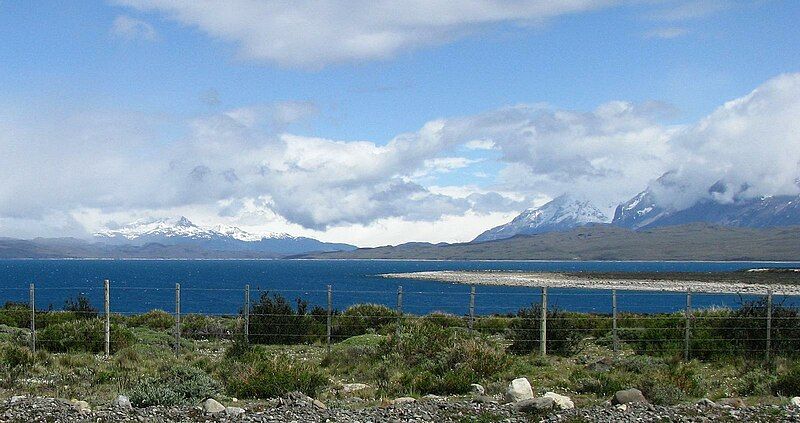 File:Lago Sarmiento.jpg