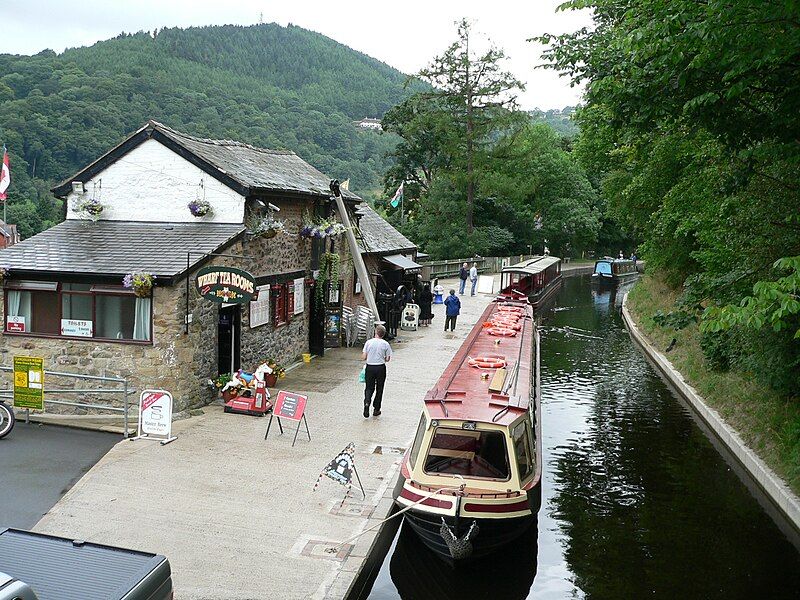 File:Llangollen canal wharf.jpg