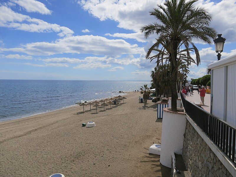 File:Marbella (25991779053).jpg