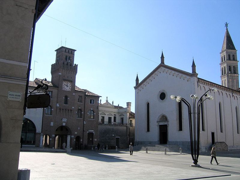 File:Oderzo piazzagrande.jpg