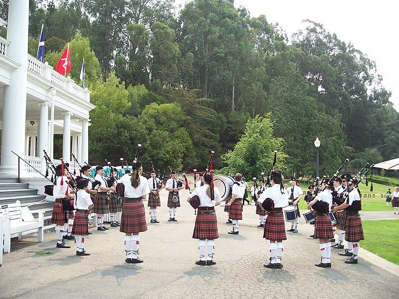 File:Pipeband circle.JPG