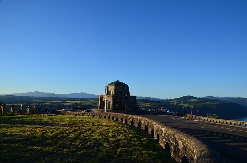 File:Vista House, Oregon.jpg