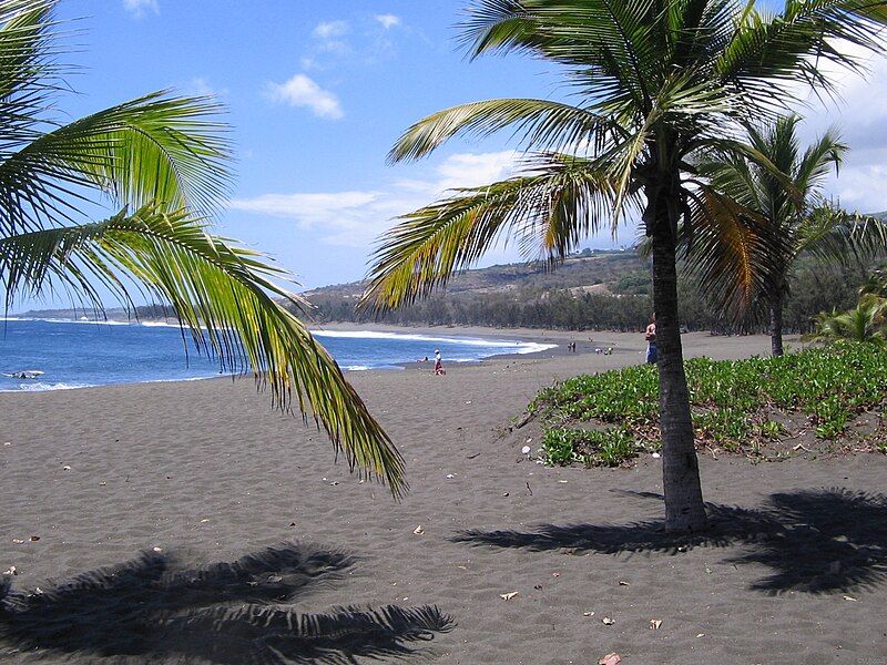 File:Étang-salé-les-bains-plage03.jpg