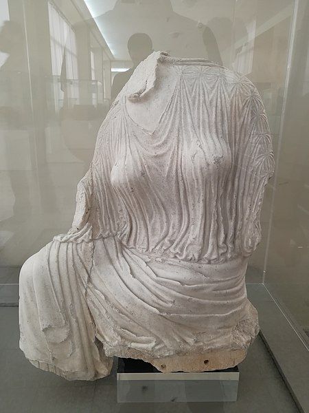 File:Achamanid-Woman-Statue-Persia-Persepolis.jpg