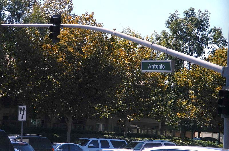 File:Antonio Parkway.jpg