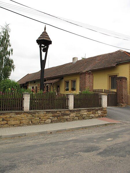 File:Chotýš, zvonička.JPG