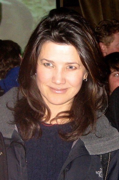 File:Daphne Zuniga.jpg