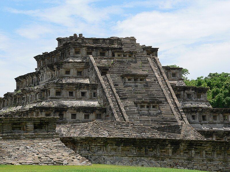 File:El Tajín, Nischenpyramide.(fcm).jpg