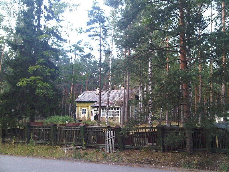 File:Linnik Dacha 2010-08-22.jpg