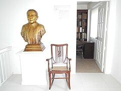 Bust (sculpture) of Macapagal in museum-library