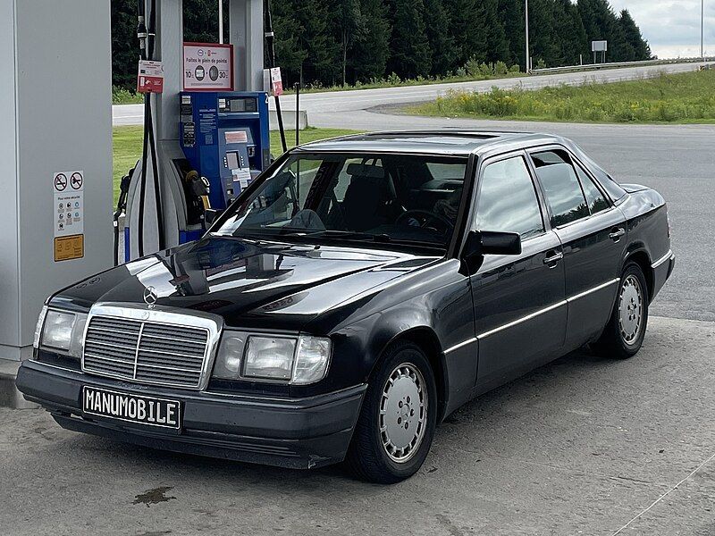 File:Mercedes-Benz W124 17.08.23.jpg