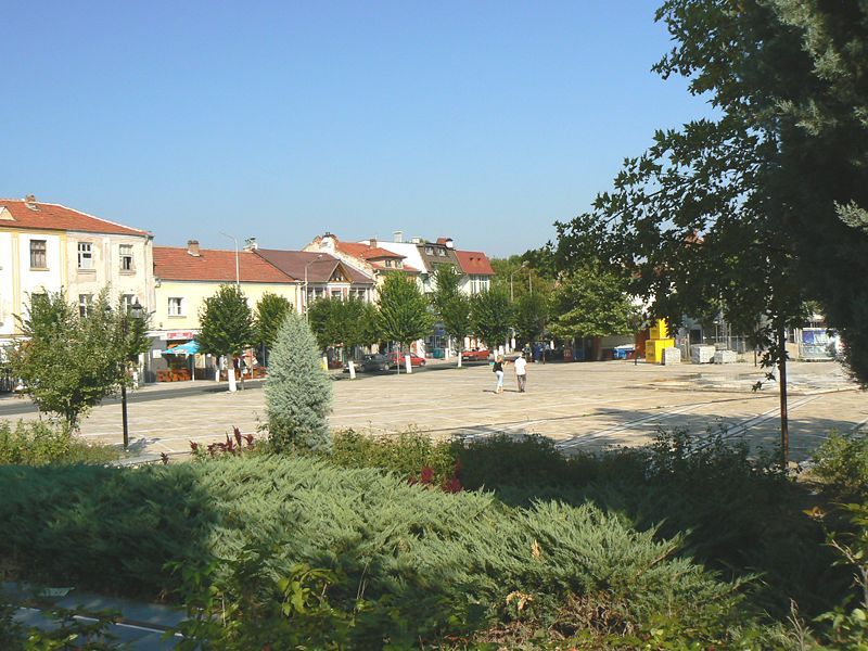 File:Momchilgrad-square.JPG