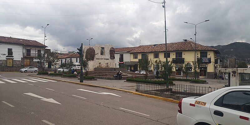 File:Plaza Limaqpampa Grande.jpg