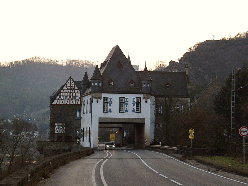 File:Schloss Gondorf1.jpg