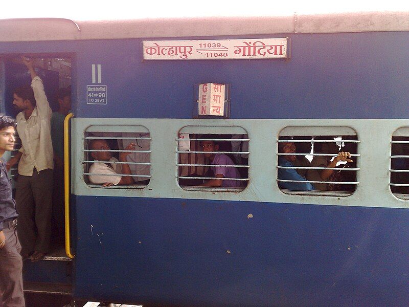 File:11040 Maharashtra Express.jpg