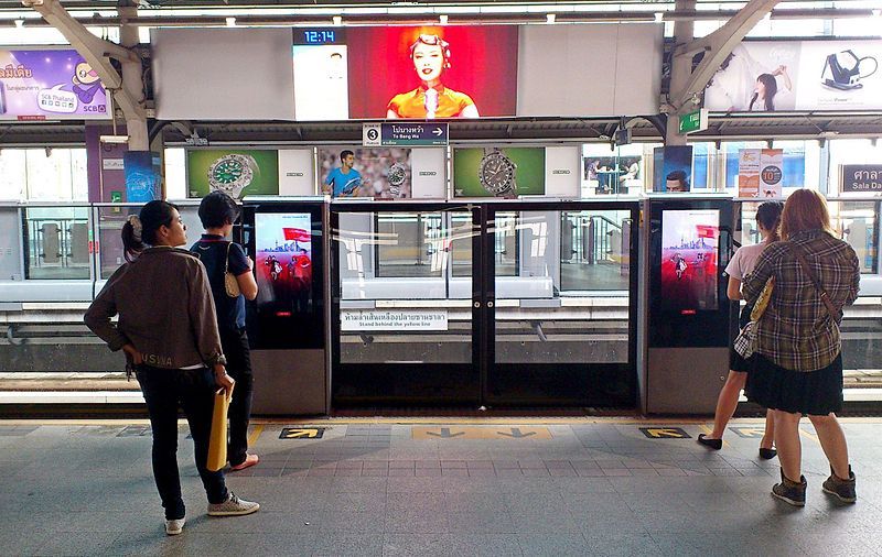 File:BangkokSkyTrainStationSalaDaeng.jpg