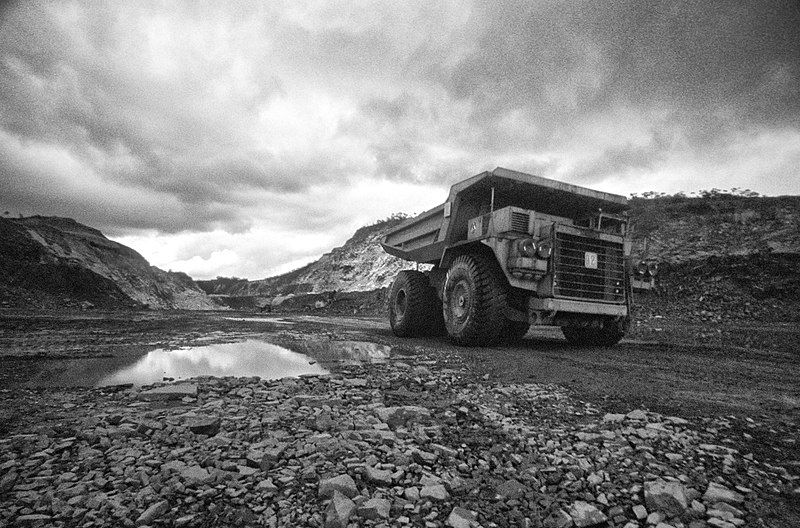 File:Bong Mine Truck.jpg