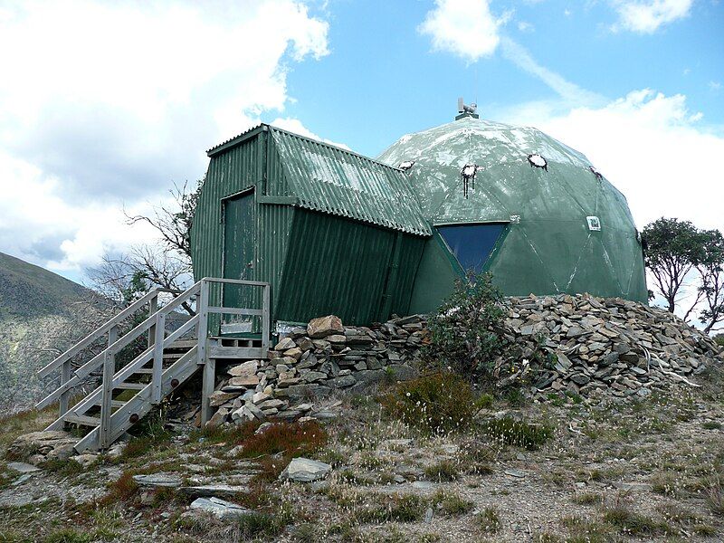 File:Feathertop mumc hut.jpg