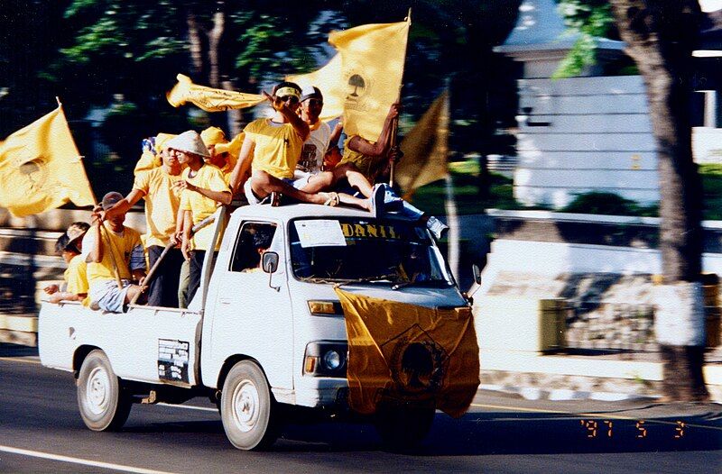 File:Golkar campaigners 1997.jpg