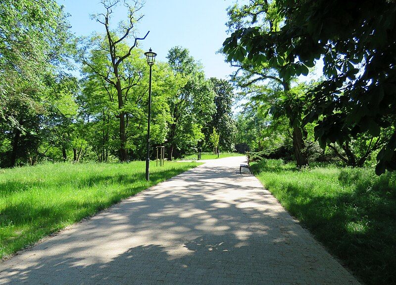 File:PARK JAZDÓW 03.jpg