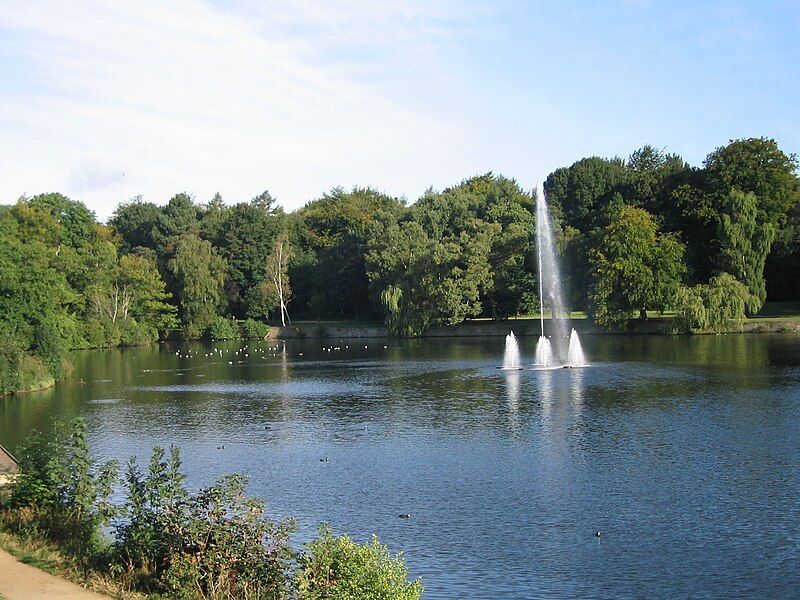 File:Roundhay Upper Lake2007.JPG