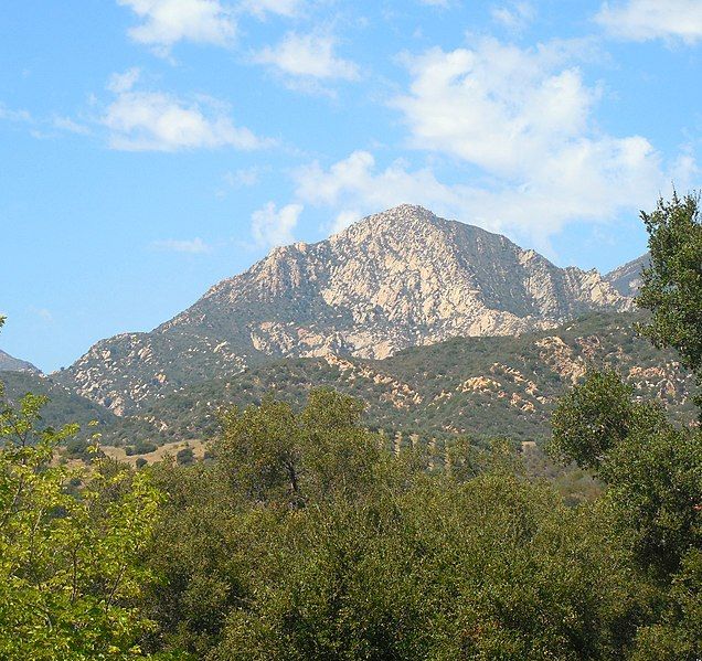 File:SantaBarbaraCA ArlingtonPeakFromSkofield 20170911.jpg