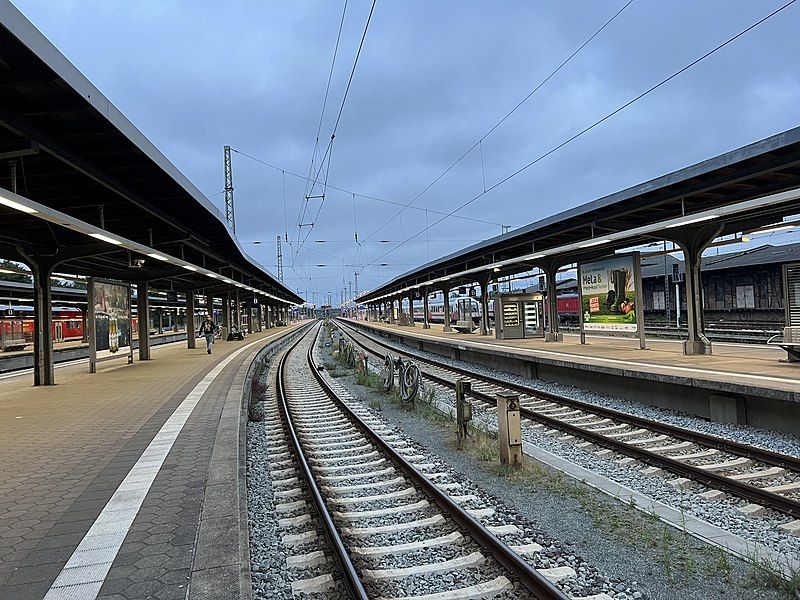 File:Stralsund Hauptbahnhof.jpg