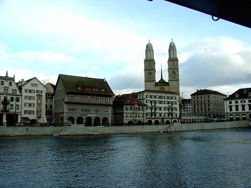 File:ZH Grossmuenster Limmat.JPG