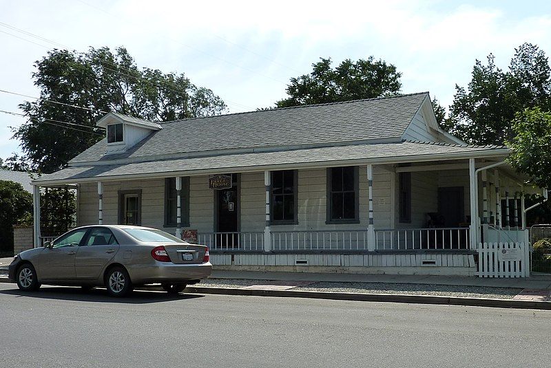 File:2009-0726-CA-Tehachapi-ErreaHouse.jpg