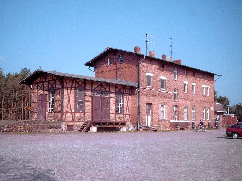 File:Bahnhof Walddrehna.jpg