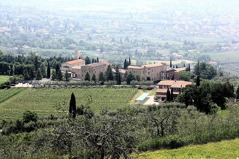 File:Bardolino-Agriturismo La Rocca.JPG