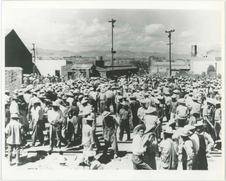 File:Braceros-in-courtyard.webp