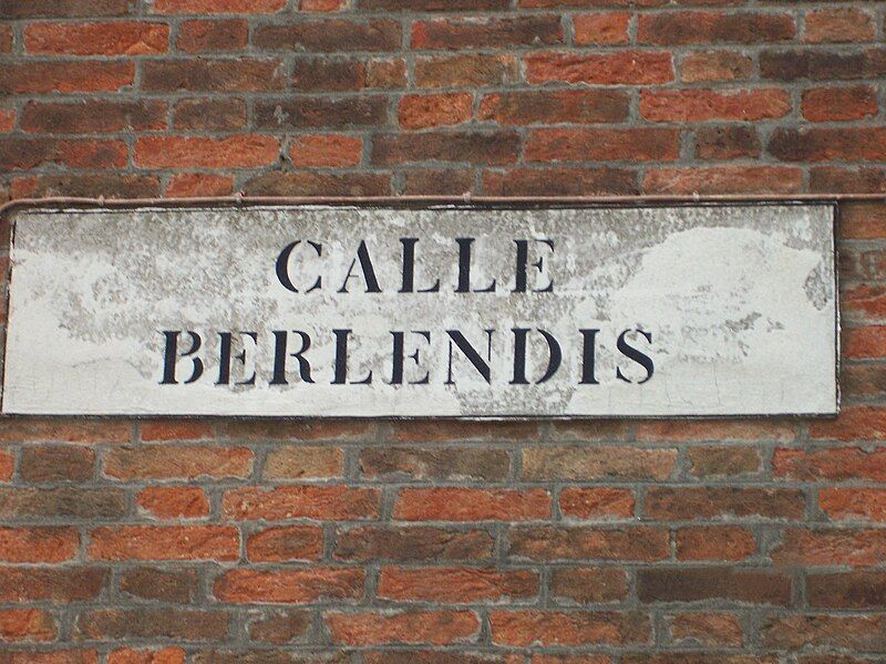 File:Calle berlendis, Venice.jpg