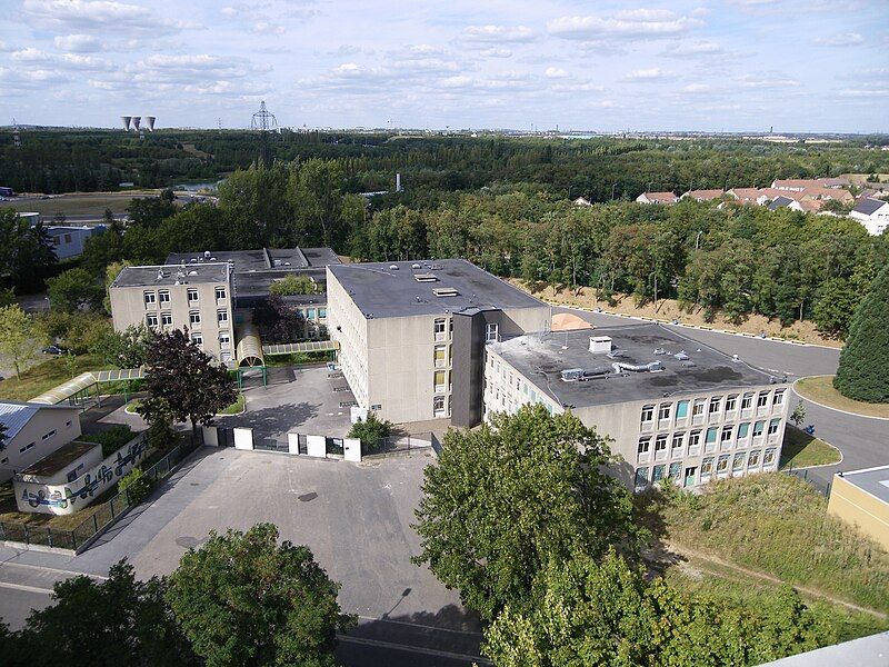 File:Collège claude debussy,aulnay.jpg