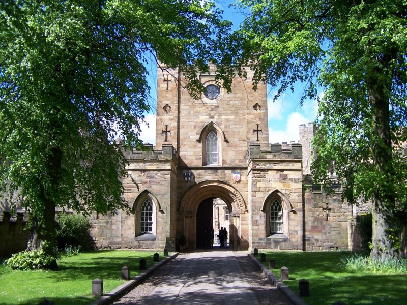 File:Durham Castle Eingang.jpg