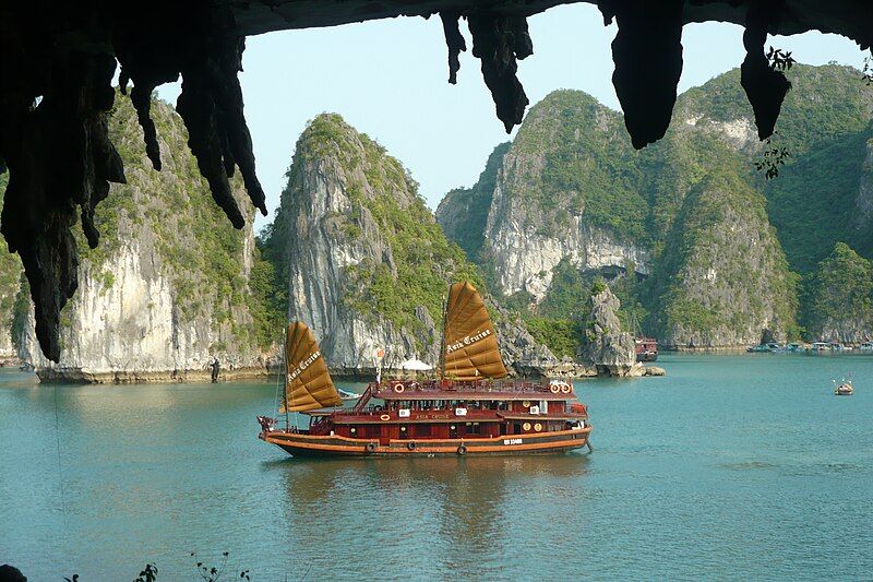 File:Halong bay vietnam.JPG